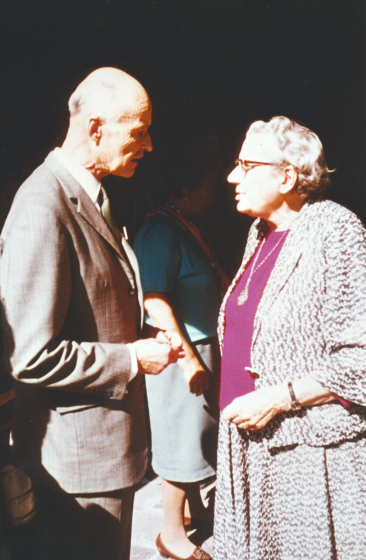 V. Internat. Imago Mundi-Kongress 1974, Cusanus Akademie, Brixen, Dr. Gerda Walther im Gespräch mit dem Verleger Guilleaume